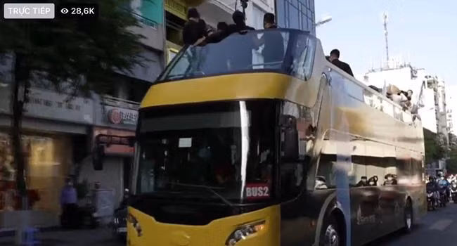 Chiếc xe bus hai tầng chở ê-kíp của Thuỳ Tiên.