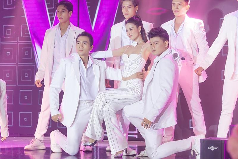 Thần thái sang chảnh, thân hình quyến rũ của Đông Nhi nổi bần bật dù diễn cùng nam hay nữ.