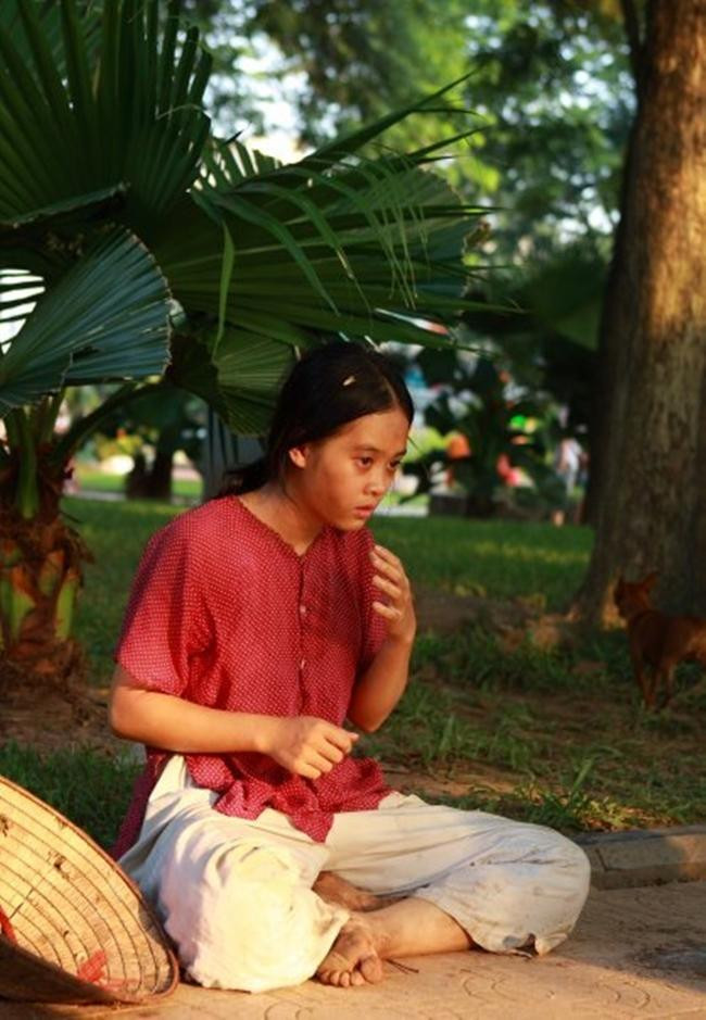 Tạo hình lam lũ của Thiên Tú trên màn ảnh khiến nhiều người xem đau lòng.