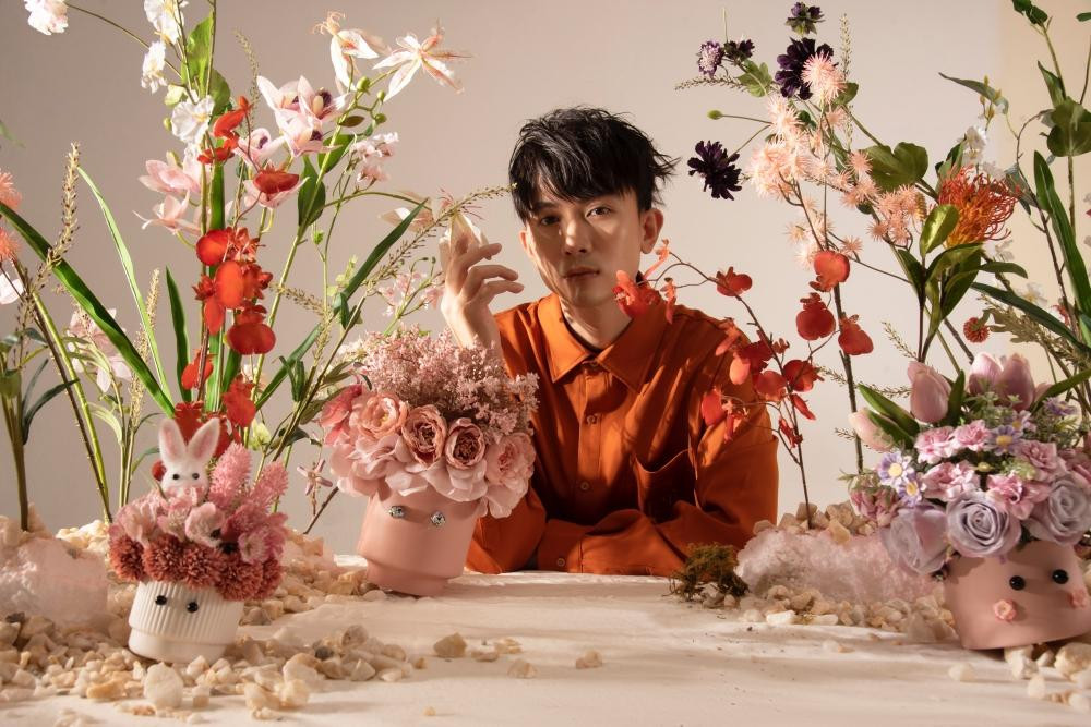 Tuy nhiên, thời điểm đó, nhóm nhạc của anh không đạt được nhiều thành công. Tuy nhiên, thời điểm đó, nhóm nhạc của anh không đạt được nhiều thành công.