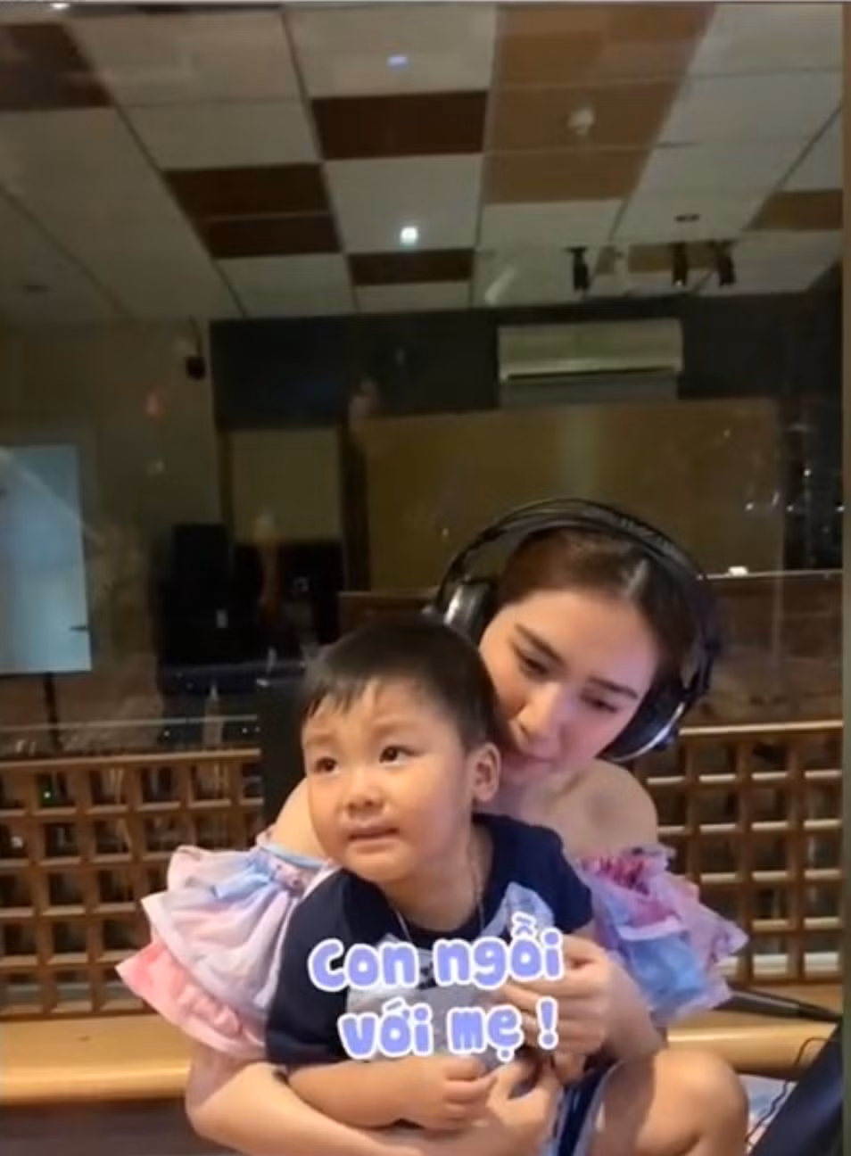 Bé Bo nũng nịu mẹ lúc cô đang làm việc.