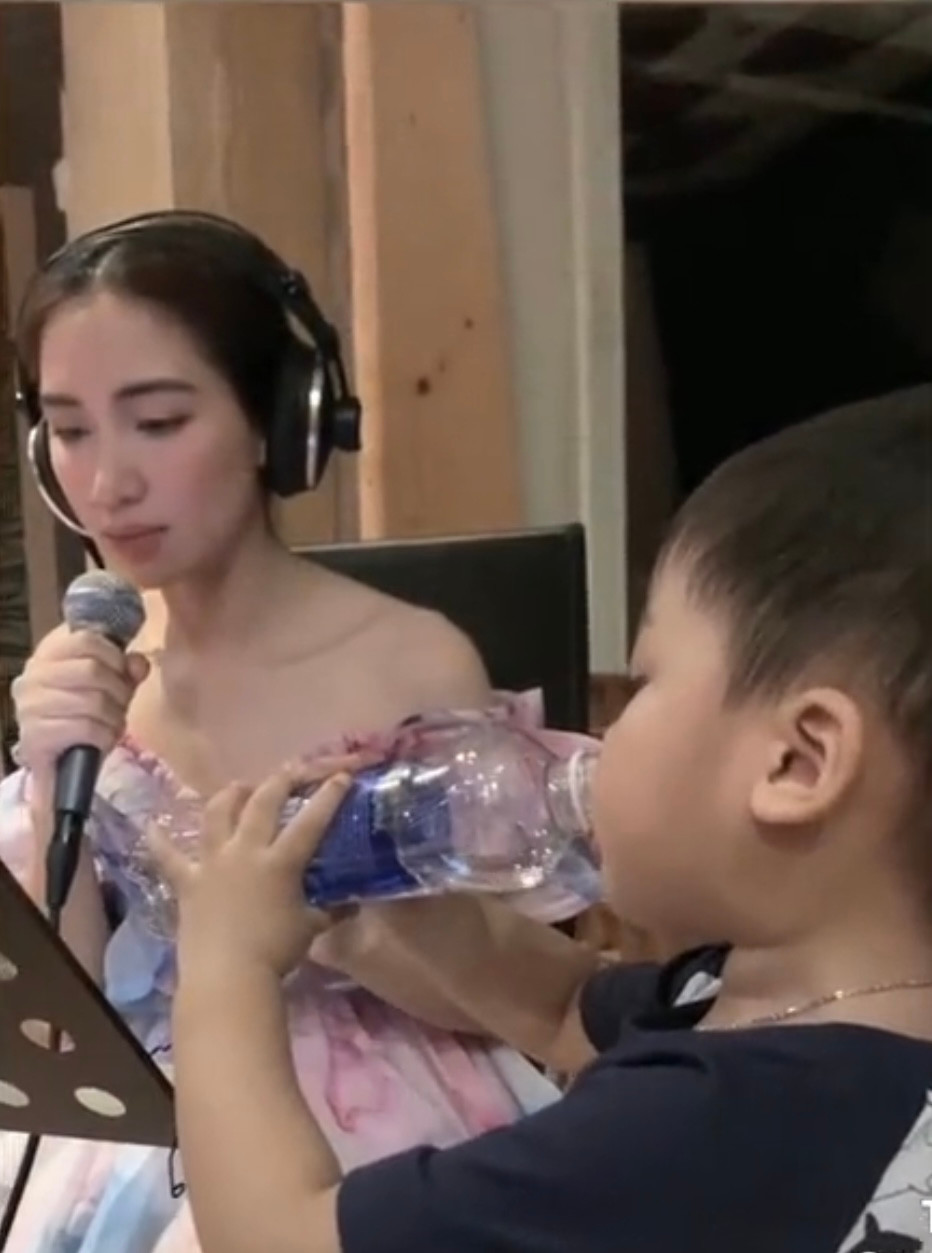 Sau khi được mẹ dỗ dành, bé Bo đã ngoan ngoãn ở bên xem mẹ làm việc. Sau khi được mẹ dỗ dành, bé Bo đã ngoan ngoãn ở bên xem mẹ làm việc.