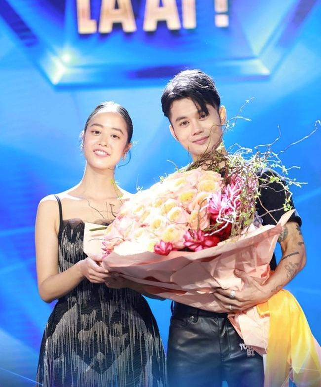 Amandine đã trao hoa cho Duy Minh ở chương trình "Người Ấy Là Ai". Amandine đã trao hoa cho Duy Minh ở chương trình "Người Ấy Là Ai".