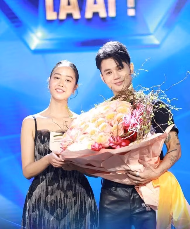 Amandine đã trao hoa cho Duy Minh ở chương trình "Người Ấy Là Ai".