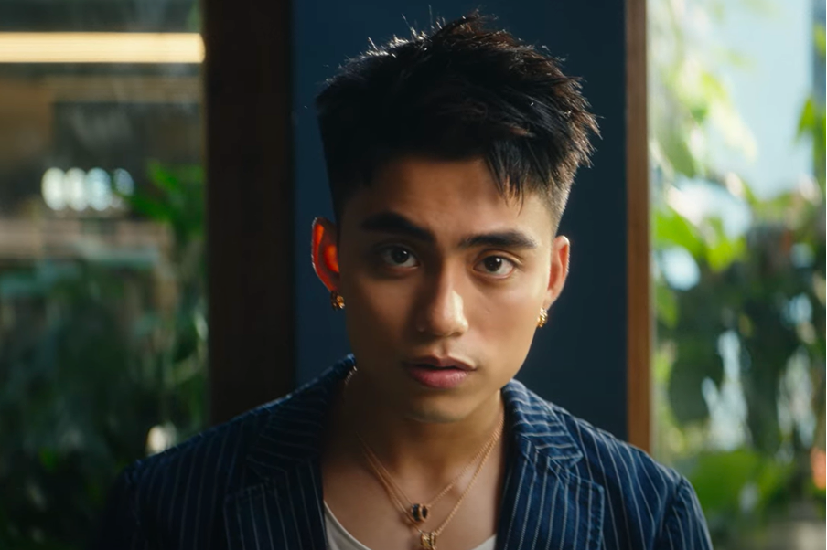 Visual của MONO trong phân cảnh mở đầu của MV “Quên Anh Đi".