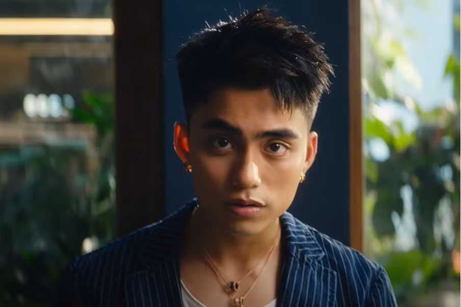 Visual của MONO trong phân cảnh mở đầu của MV “Quên Anh Đi".