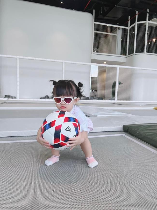 Winnie từ nhỏ đã bộc lộ niềm yêu thích thể thao lẫn ca hát. - Ảnh: FBNV Winnie từ nhỏ đã bộc lộ niềm yêu thích thể thao lẫn ca hát. - Ảnh: FBNV