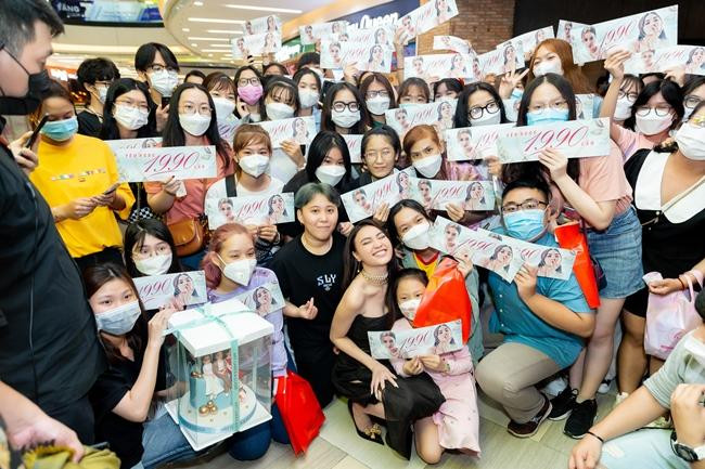 Lan Ngọc chụp ảnh kỷ niệm cùng FC.