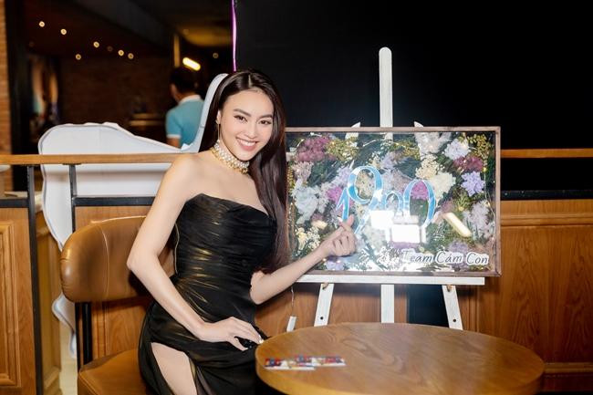 Ninh Dương Lan Ngọc bên những món quà của người hâm mộ.