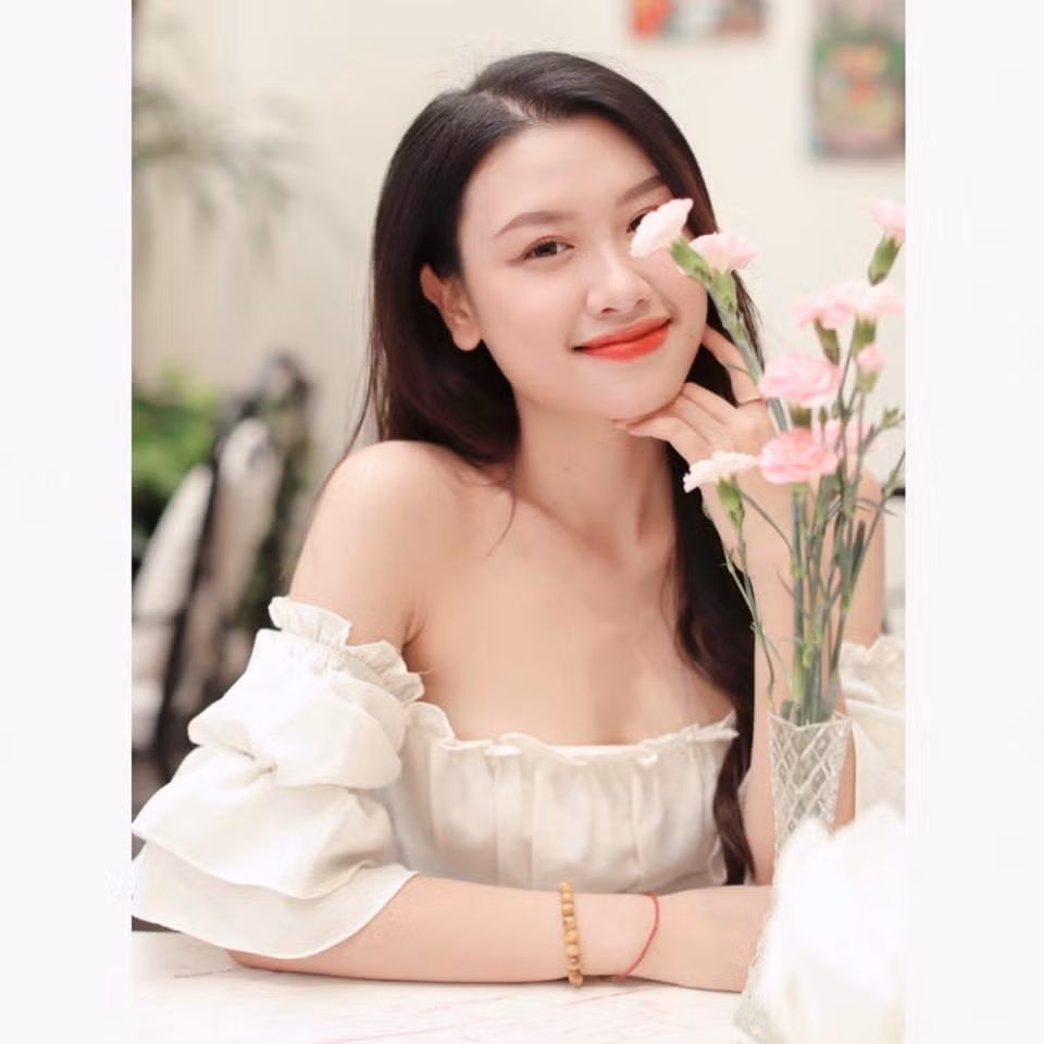 Nữ chính lần này mang vẻ đẹp nhẹ nhàng, trong trẻo. Nữ chính lần này mang vẻ đẹp nhẹ nhàng, trong trẻo.