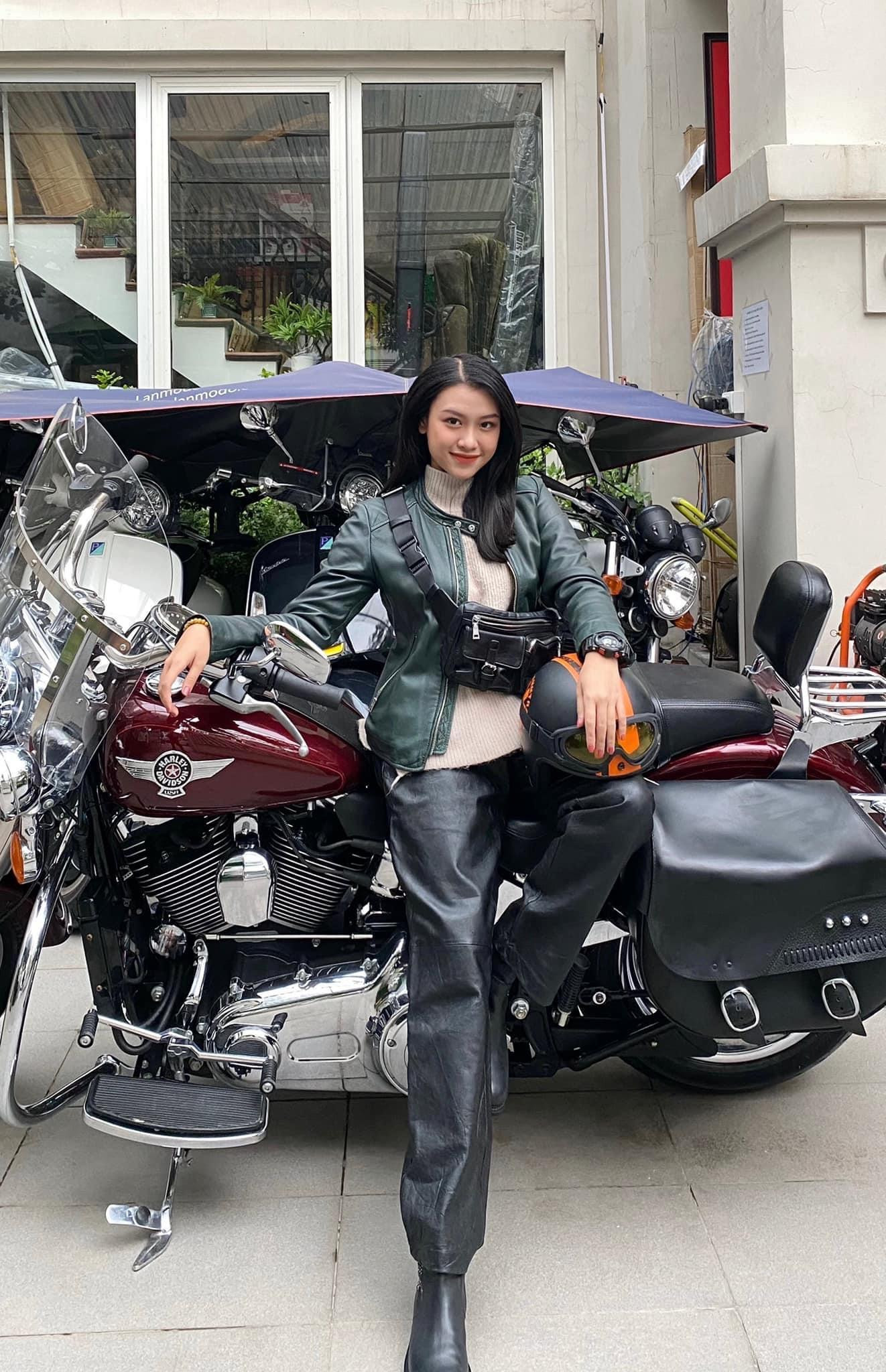 Cô nàng thường xuyên thay đổi nhiều phong cách ăn mặc khác nhau.