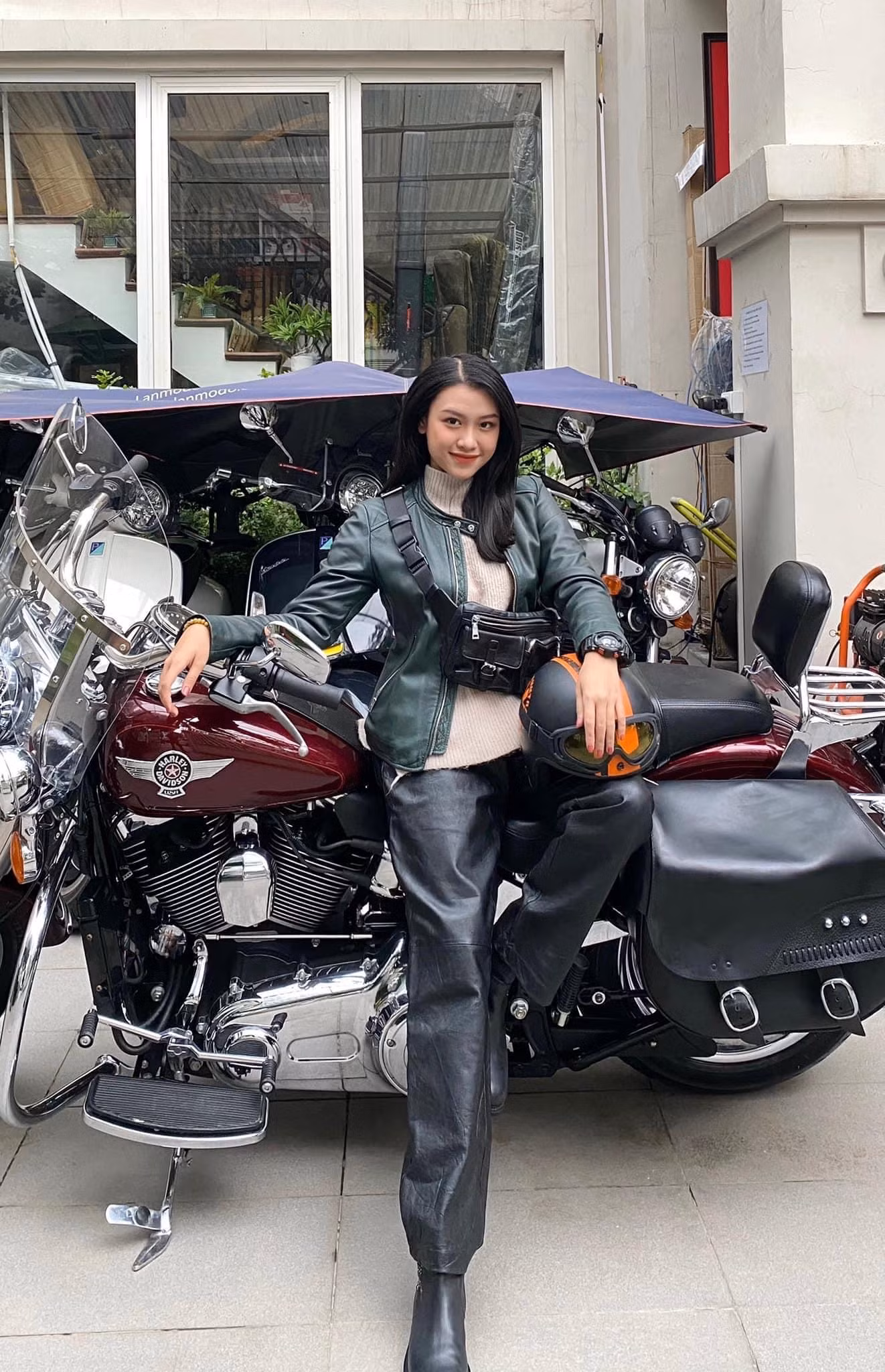 Cô nàng thường xuyên thay đổi nhiều phong cách ăn mặc khác nhau. Cô nàng thường xuyên thay đổi nhiều phong cách ăn mặc khác nhau.