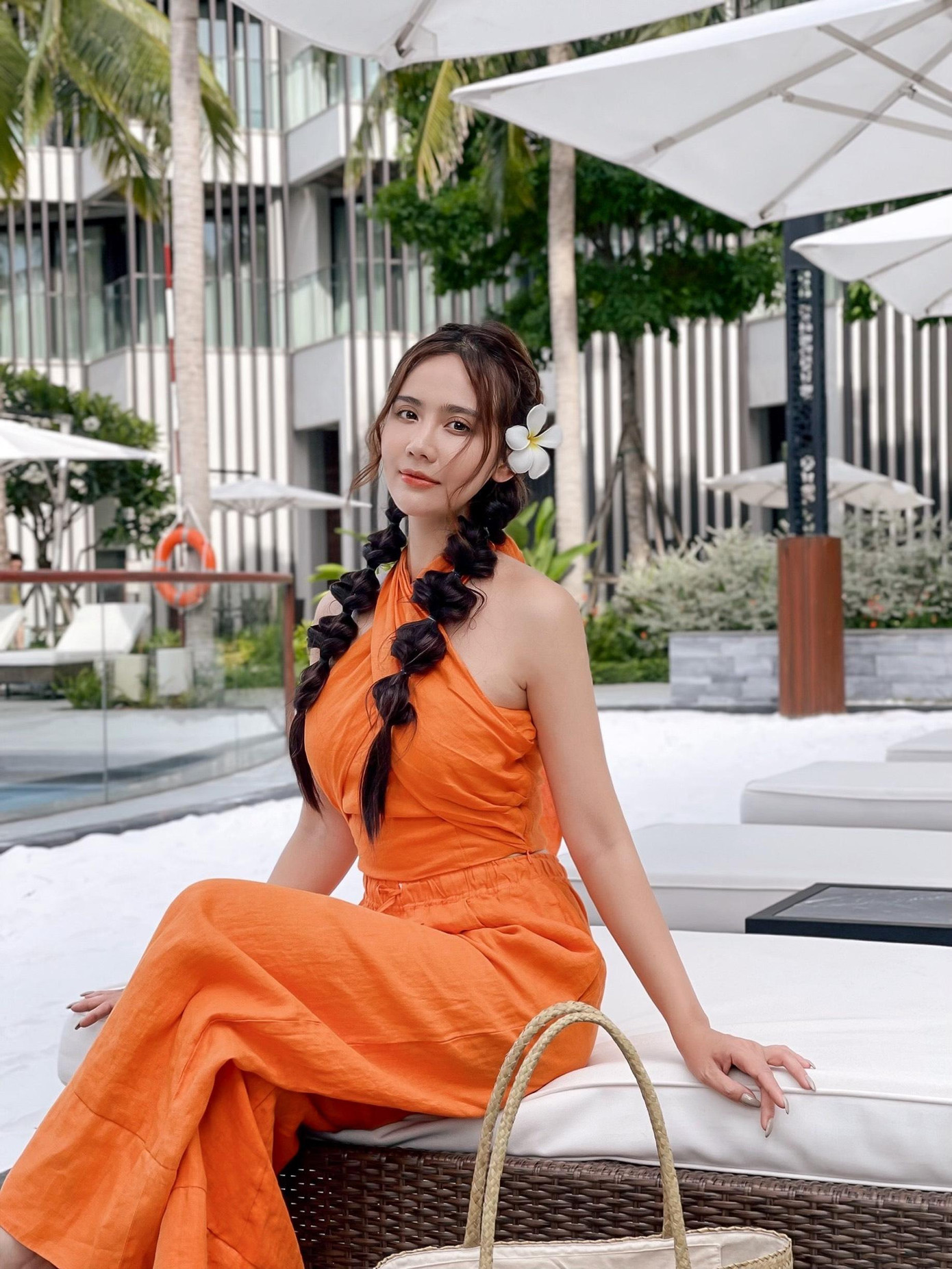 Bộ trang phục màu cam đem lại nét đẹp dịu dàng nhưng vẫn nổi bật.