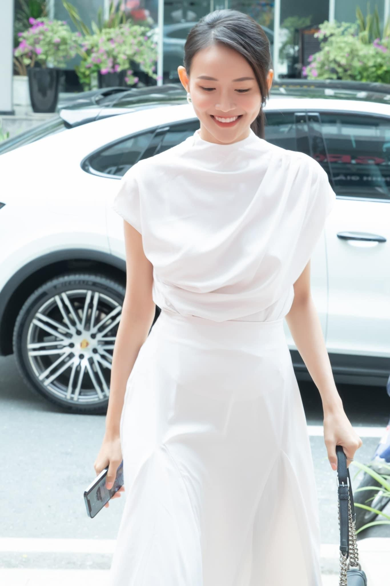 ... kín đáo, thanh lịch. ... kín đáo, thanh lịch.