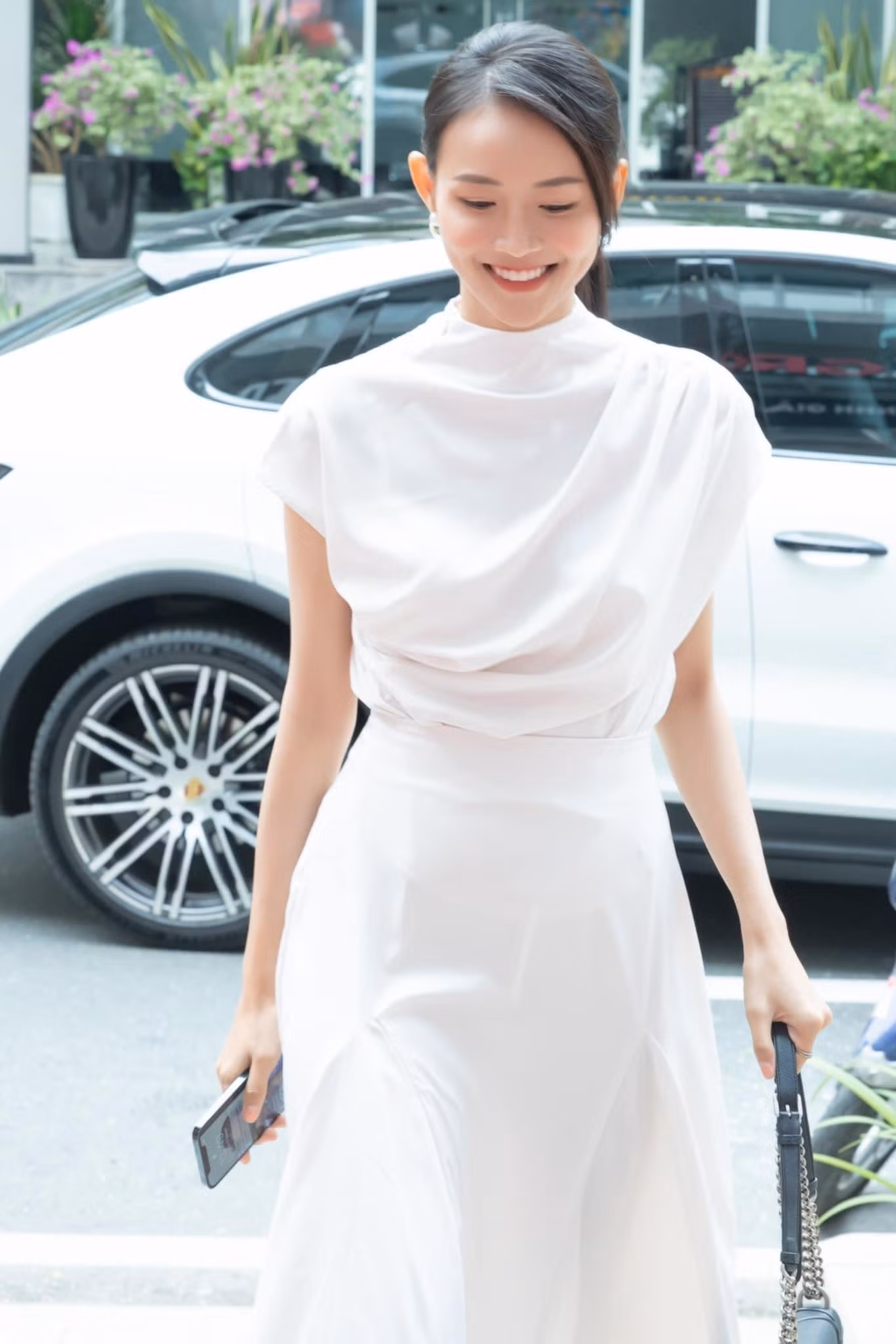 ... kín đáo, thanh lịch.