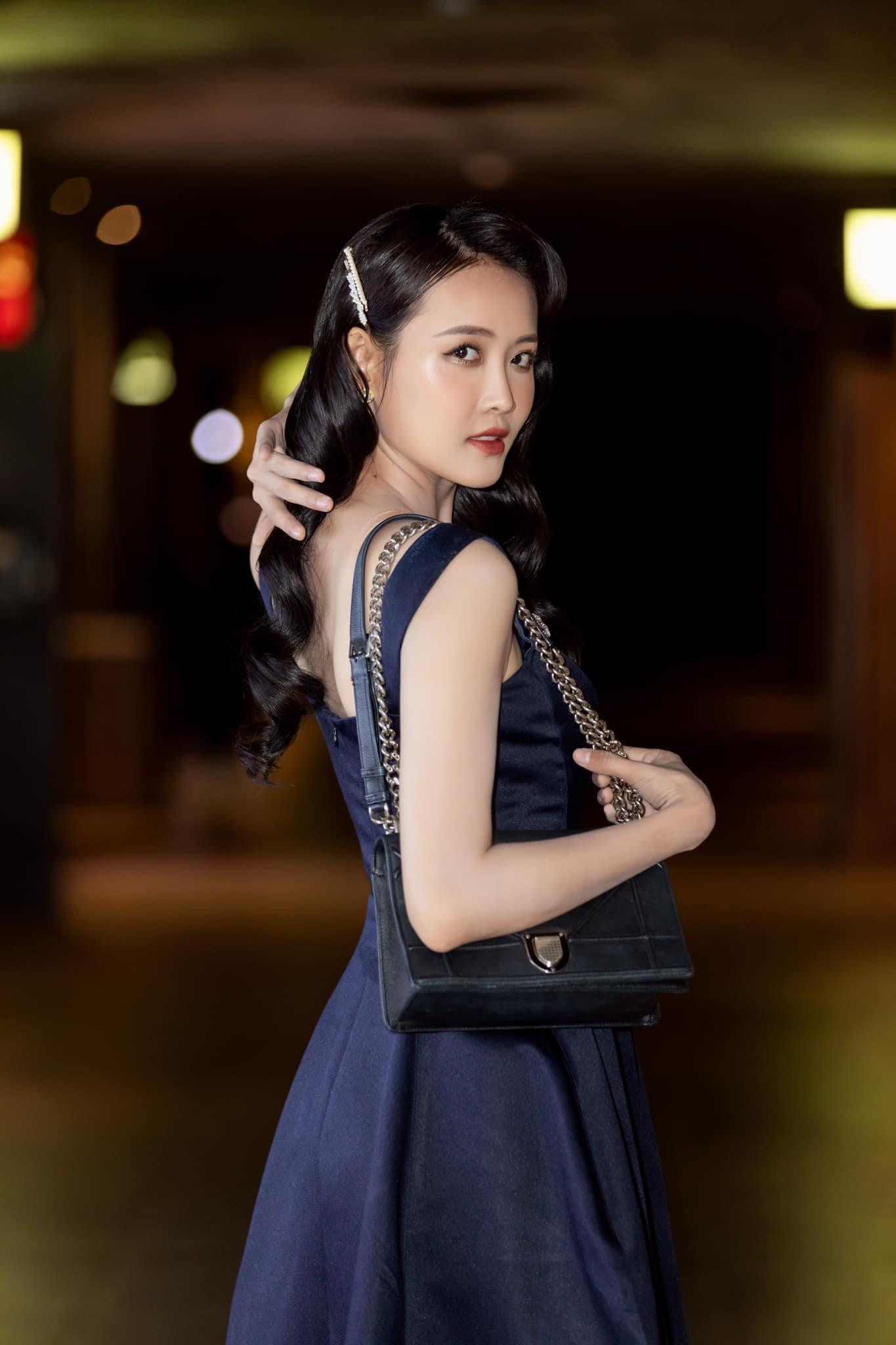 Khi đi sự kiện, cô ưa thích cách make-up đậm để tôn các đường nét của gương mặt. Khi đi sự kiện, cô ưa thích cách make-up đậm để tôn các đường nét của gương mặt.