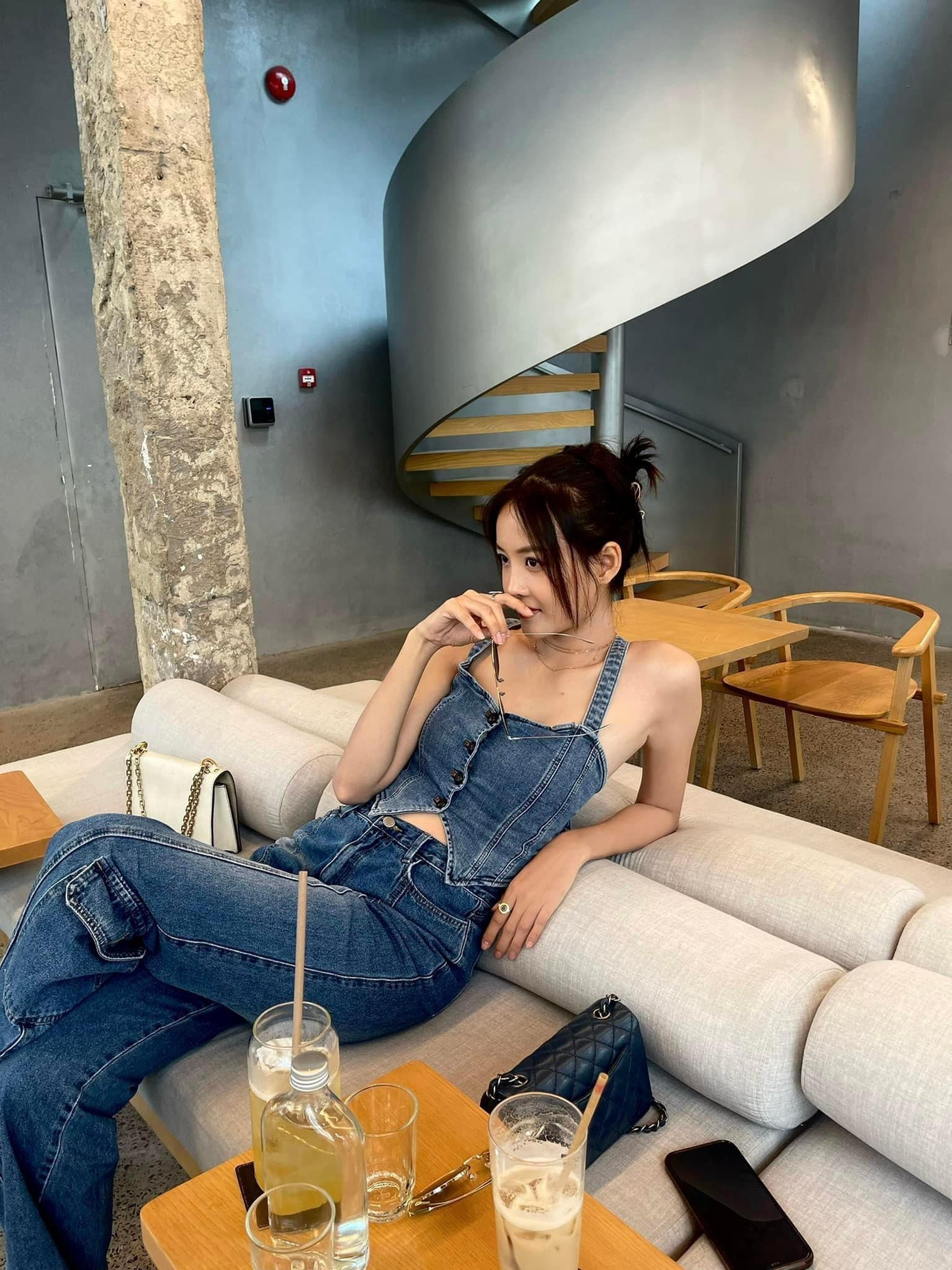 Đời thường, Trương Mỹ Nhân lại thích trang điểm nhẹ nhàng, diện những bộ quần áo cá tính. Đời thường, Trương Mỹ Nhân lại thích trang điểm nhẹ nhàng, diện những bộ quần áo cá tính.