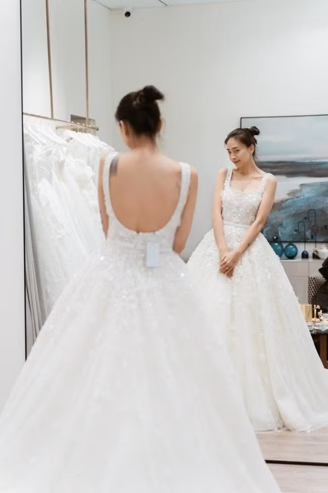 Trước đám cưới, Ngô Thanh Vân từng thử chiếc váy cưới giống với...