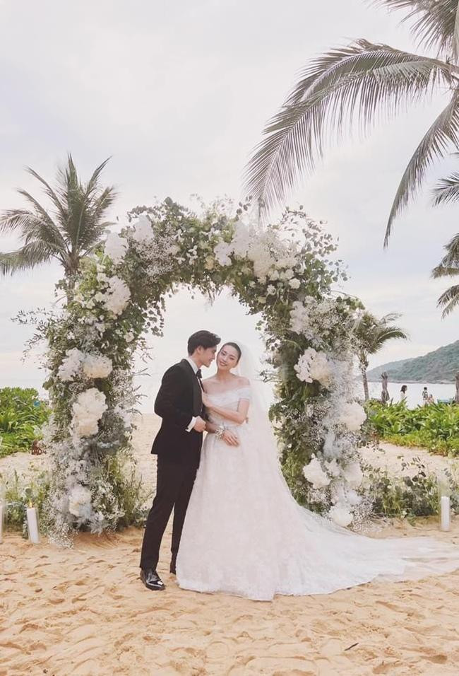 Chiếc váy cưới tới từ nhà mốt Elie Saab.