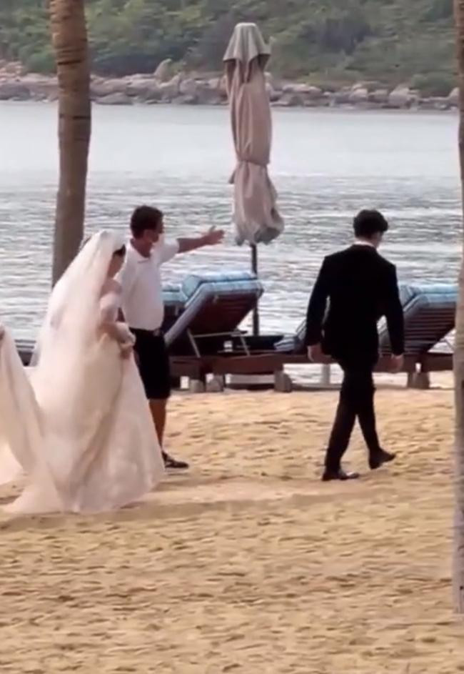 Khoảnh khắc bị cho là thiếu tinh tế của Huy Trần trong đám cưới.