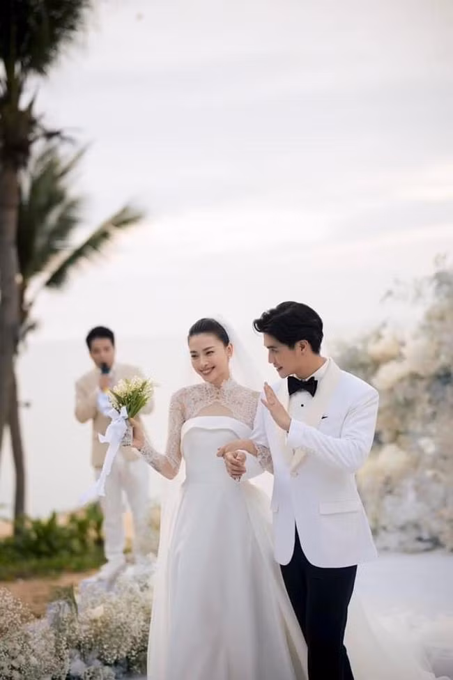 Ngô Thanh Vân chọn cùng một loại hoa cưới...