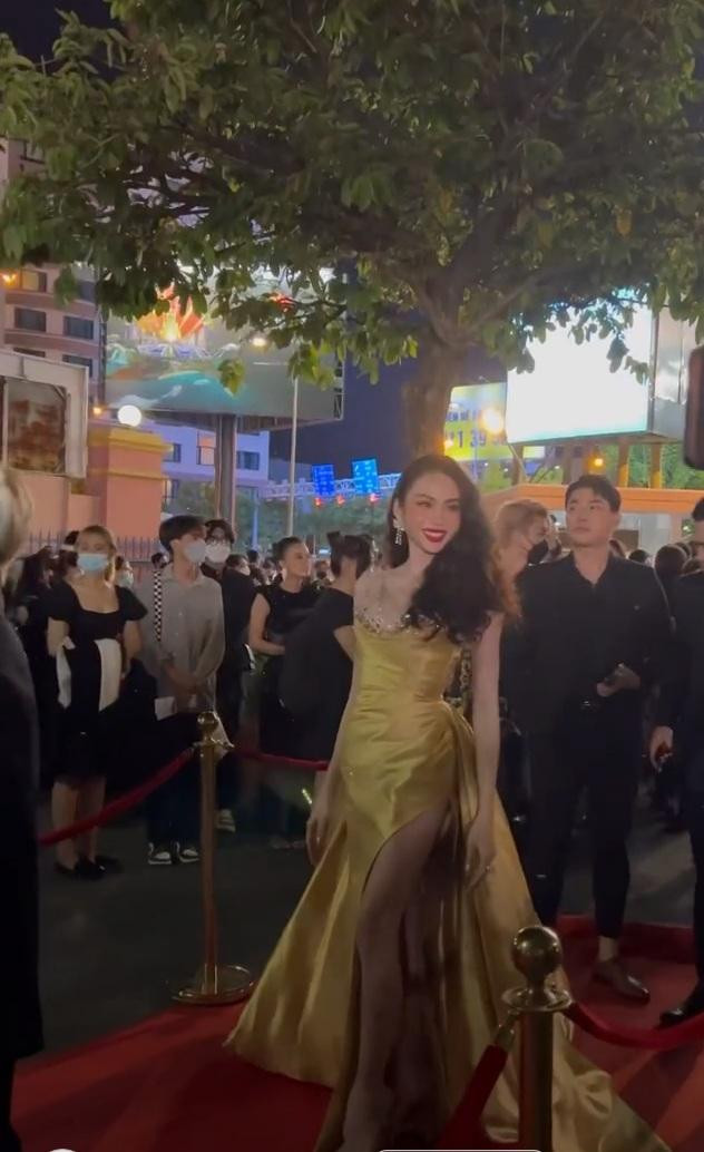 Chiếc váy khổng lồ xẻ cao "hết nấc" của Lương Mỹ Kỳ.