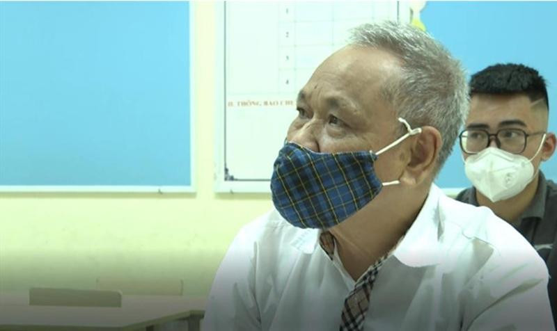 Thí sinh đặc biệt - cụ ông Nguyễn Huy Kỳ, 82 tuổi để lại cho mọi người nhiều sự cảm phục. Được biết, ông là một thầy thuốc Đông y có 30 năm tuổi nghề. Trước đây do đi bộ đội cùng nhiều lý do khách quan khác, ông Kỳ mới chỉ học hết cấp 2, chưa tốt nghiệp cấp 3.