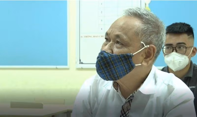 Thí sinh đặc biệt - cụ ông Nguyễn Huy Kỳ, 82 tuổi để lại cho mọi người nhiều sự cảm phục. Được biết, ông là một thầy thuốc Đông y có 30 năm tuổi nghề. Trước đây do đi bộ đội cùng nhiều lý do khách quan khác, ông Kỳ mới chỉ học hết cấp 2, chưa tốt nghiệp cấp 3.