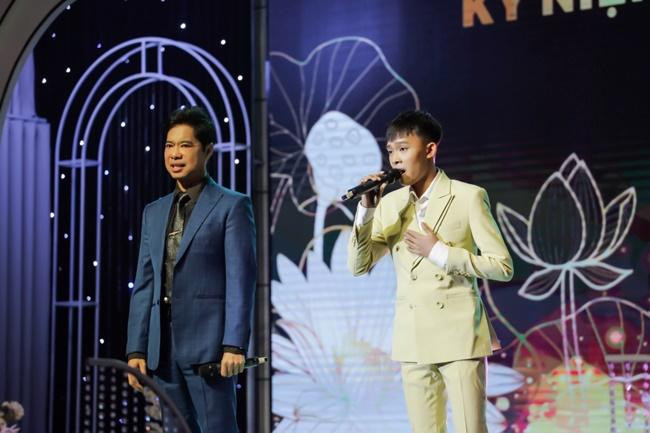 Hồ Văn Cường đã có màn song ca ăn ý với danh ca Ngọc Sơn.