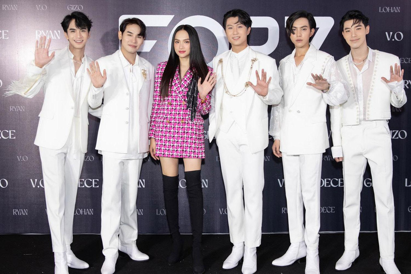 Hoa hậu Hương Giang chọn style khá kín đáo tới chúc mừng học trò ra mắt.