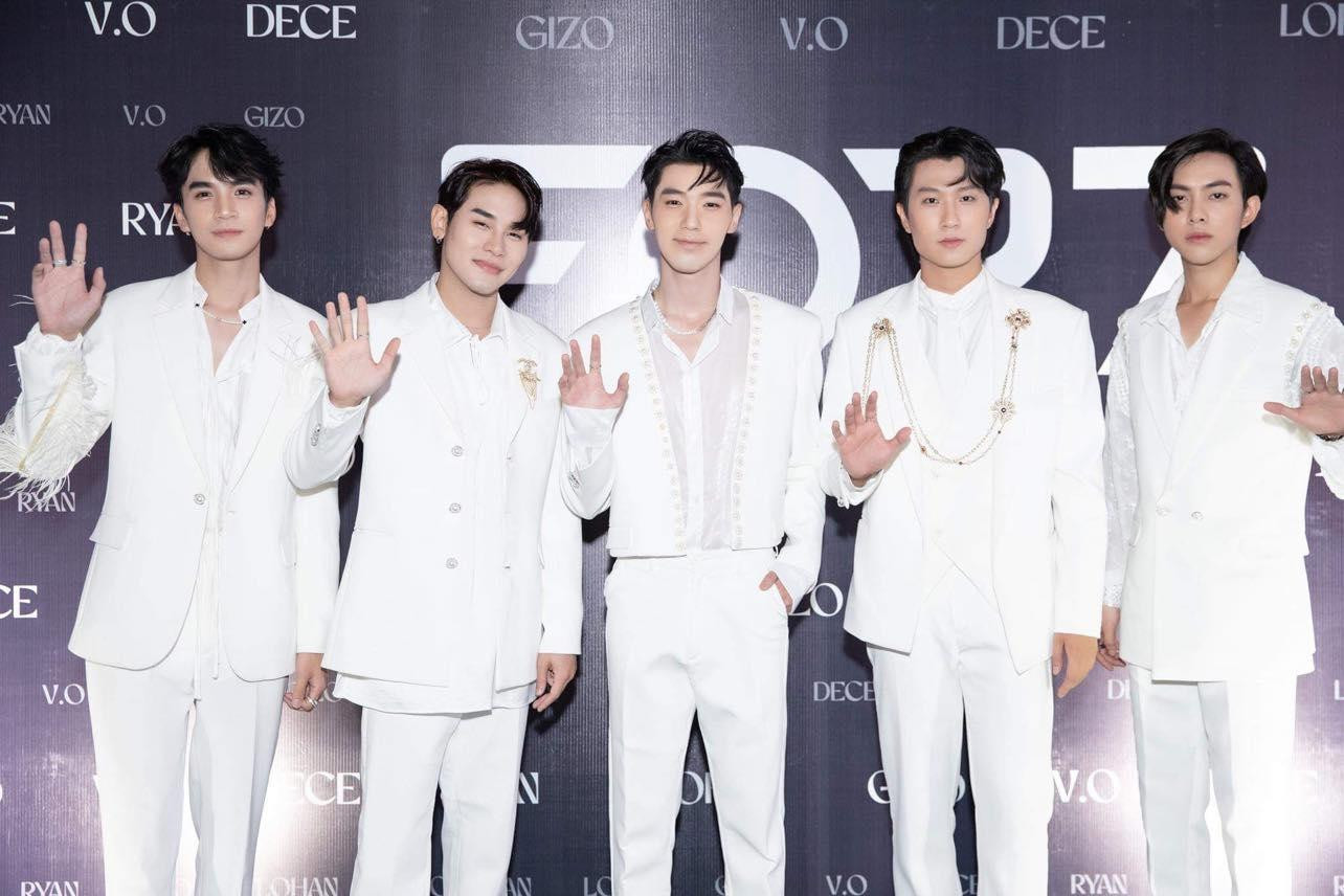 5 thành viên nhóm FOR7 có ngoại hình sáng.