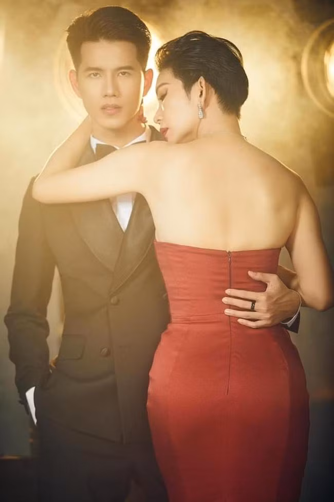 Xuân Lan tự hào về thành tích tốt của Nguyễn Minh Kha và hứa sẽ hỗ trợ anh vô thời hạn trên con đường hoạt động nghệ thuật. - Ảnh: FBNV.