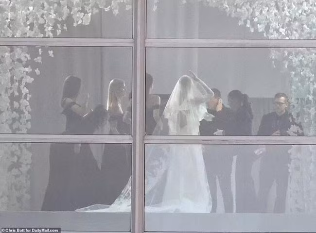 Đám cưới của Brooklyn Beckham và Nicola Peltz... Đám cưới của Brooklyn Beckham và Nicola Peltz...