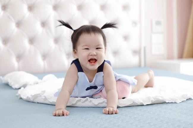Bé Nanu sở hữu nét đẹp của cả bố và mẹ, đặc biệt Nanu còn có nụ cười "tít mắt" khiến nhiều người cưng xỉu. - Ảnh: FBNV.