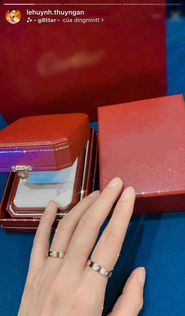 Bài đăng của Thúy Ngân khiến netizen tin rằng showbiz sắp có thêm đám cưới. Bài đăng của Thúy Ngân khiến netizen tin rằng showbiz sắp có thêm đám cưới.