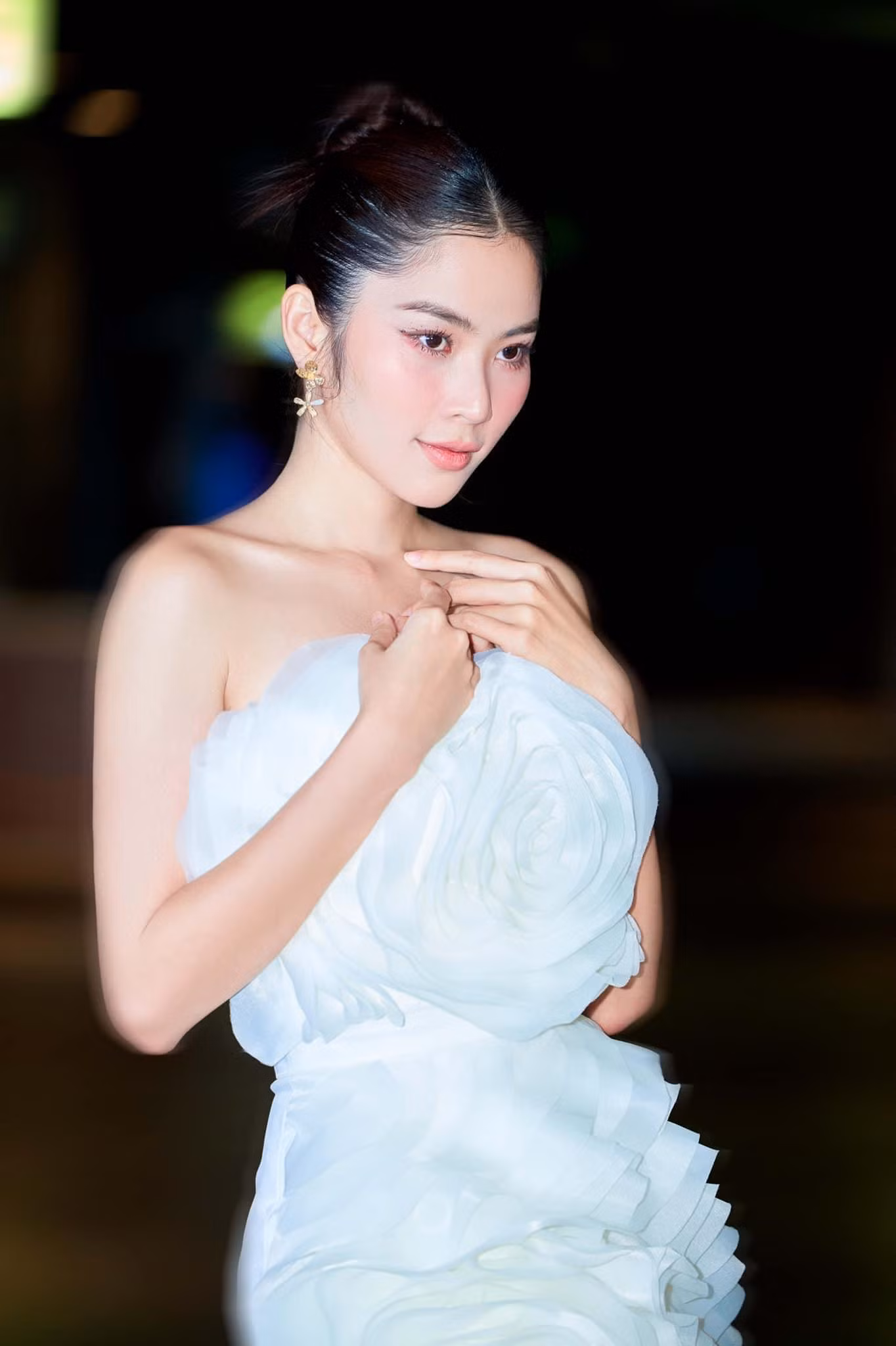 Cô nàng còn đăng tải những bức ảnh xinh đẹp của bản thân trong sự kiện để người hâm mộ có thể yên tâm.