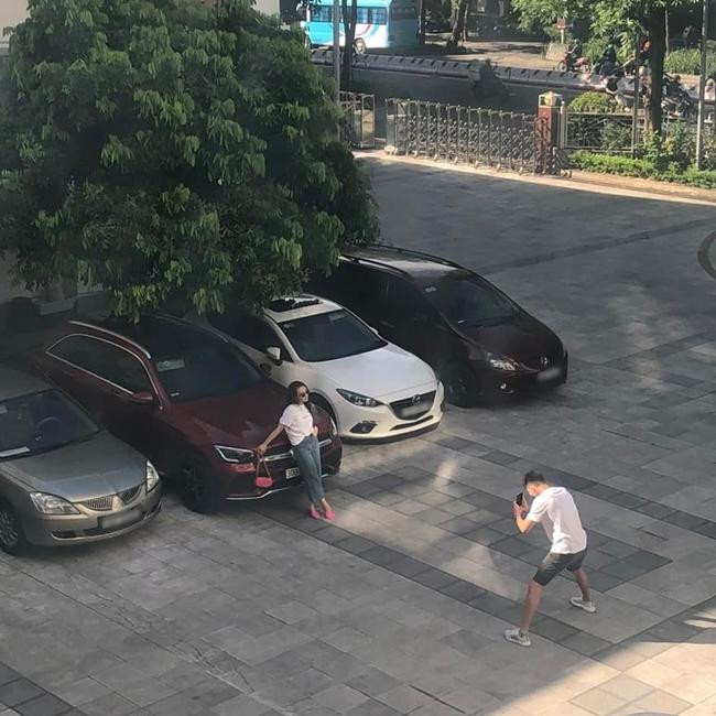 Ông xã Bảo Thanh tập trung chụp ảnh cho vợ để không bị... nhịn ăn. - Ảnh: FBNV. Ông xã Bảo Thanh tập trung chụp ảnh cho vợ để không bị... nhịn ăn. - Ảnh: FBNV.