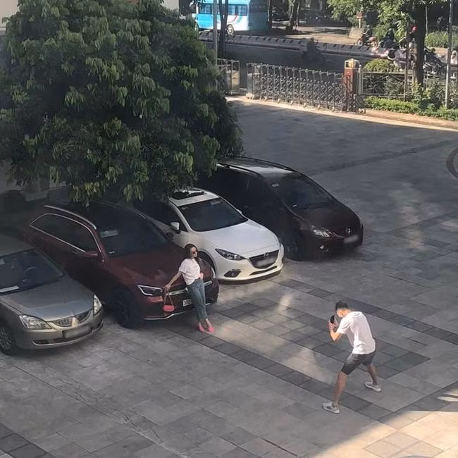 Ông xã Bảo Thanh tập trung chụp ảnh cho vợ để không bị... nhịn ăn. - Ảnh: FBNV. Ông xã Bảo Thanh tập trung chụp ảnh cho vợ để không bị... nhịn ăn. - Ảnh: FBNV.