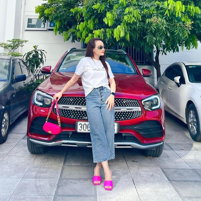 Bảo Thanh chỉ diện quần jeans và áo phông đơn giản nhưng vẫn đẹp nổi bật nhờ những phụ kiện đầy màu sắc đi kèm. Bảo Thanh chỉ diện quần jeans và áo phông đơn giản nhưng vẫn đẹp nổi bật nhờ những phụ kiện đầy màu sắc đi kèm.