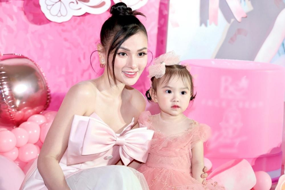 Mẹ con Thu Thủy đều chọn váy hồng dịu dàng để tham gia bữa tiệc sinh nhật.