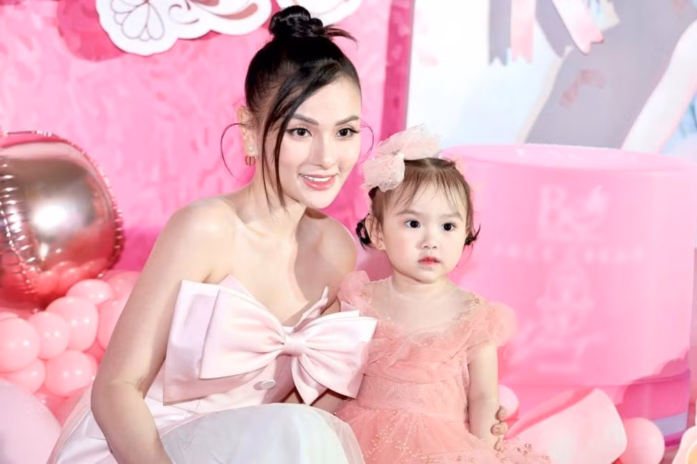 Mẹ con Thu Thủy đều chọn váy hồng dịu dàng để tham gia bữa tiệc sinh nhật.