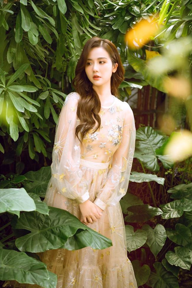 Ngắm bộ ảnh cứ ngỡ cô là nàng công chúa lạc trong rừng.