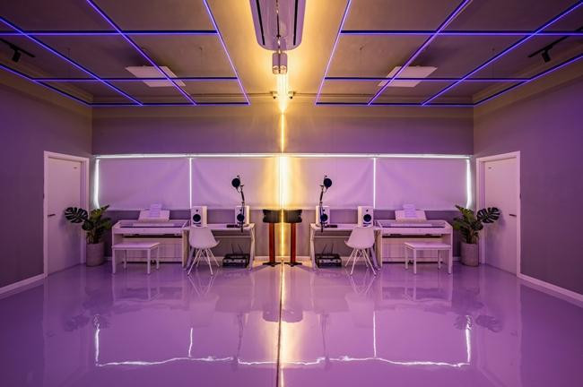 Không gian văn phòng làm việc rộng rãi, hiện đại và thoải mái.