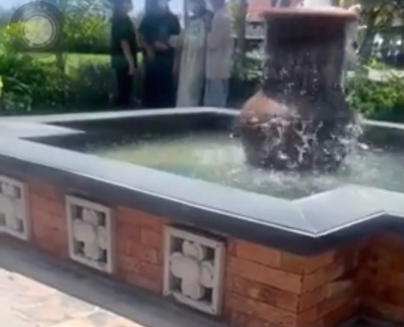 Bộ trang phục xuất hiện trong video được cho là giống với...