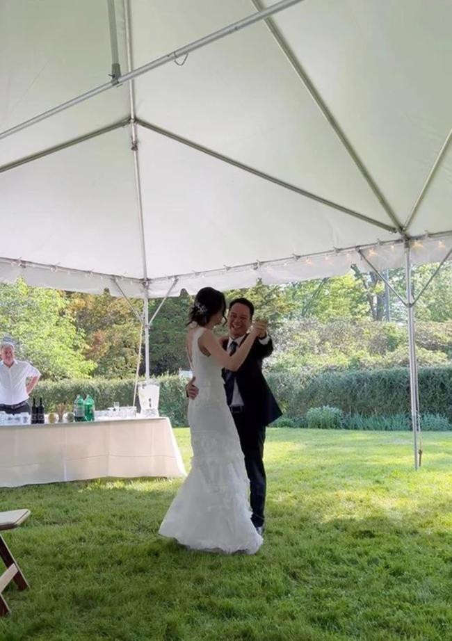 Khoảnh khắc đẹp, đầy xúc động của bố con cô dâu.