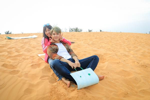 Cả hai cùng nhau chơi trượt cát.