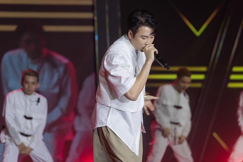 Karik không chỉ gây ấn tượng bởi tài năng ca hát mà còn cả sự dí dỏm duyên dáng.