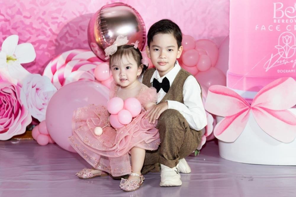 anh trai chăm sóc cẩn thận suốt bữa tiệc.