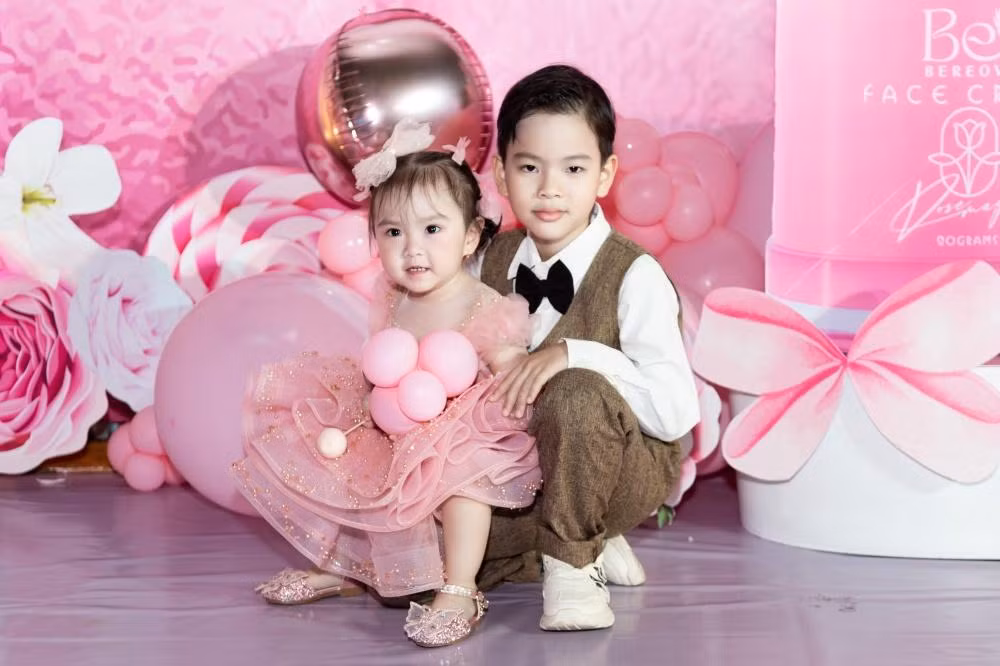 anh trai chăm sóc cẩn thận suốt bữa tiệc.