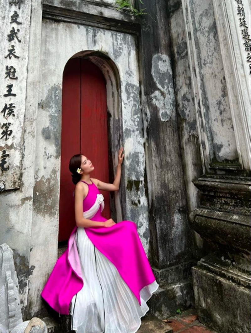 Điểm xuyến cùng chiếc yếm hồng rực rỡ chính là chân váy trắng được xếp ly cùng phụ kiện nơ buộc hông giúp tăng thêm phần quyến rũ. Điểm xuyến cùng chiếc yếm hồng rực rỡ chính là chân váy trắng được xếp ly cùng phụ kiện nơ buộc hông giúp tăng thêm phần quyến rũ.